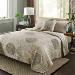 Embroidered quilted quilt - Image 1